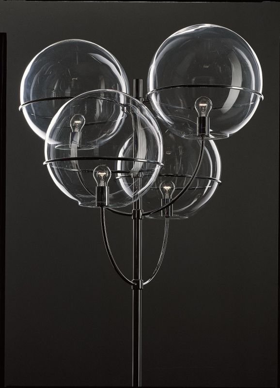 Lyndon 350 Stehleuchte von Oluce, 200 cm, mit fünf Glaskugeln und minimalistischem Design.